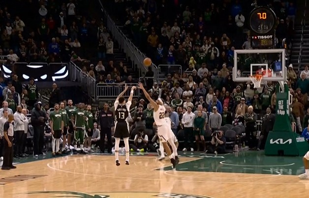 华体会官方-疯狂续命！罗林斯弧顶撤步变向再中三分 分差仅剩1分