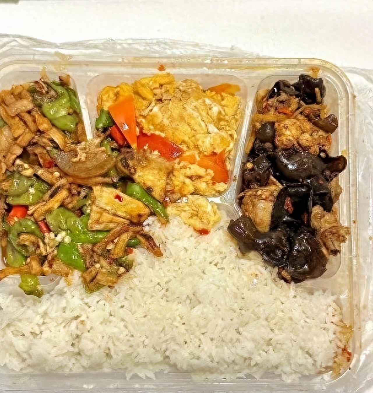 北京下死命令了：在2027年底前，所有中小学必须告别“校外配餐”