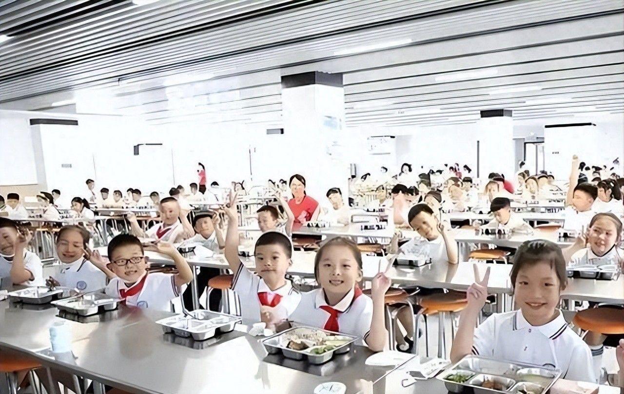 北京下死命令了：在2027年底前，所有中小学必须告别“校外配餐”