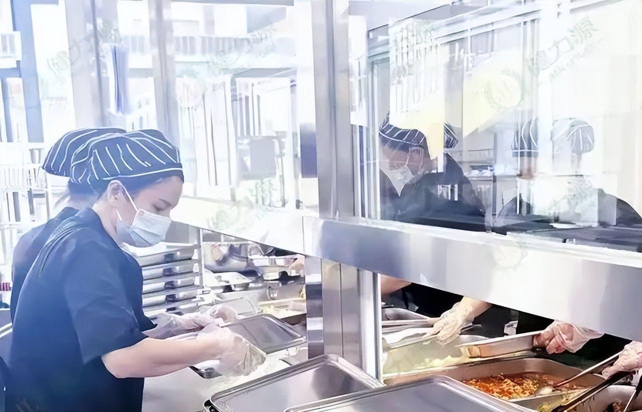 北京下死命令了：在2027年底前，所有中小学必须告别“校外配餐”